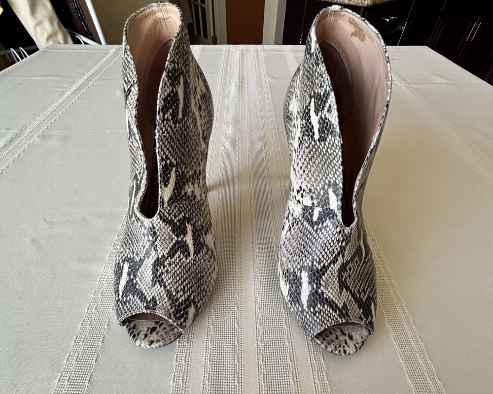 Halogen Snakeskin Print Peep Toe Ankle Booties Size 8M